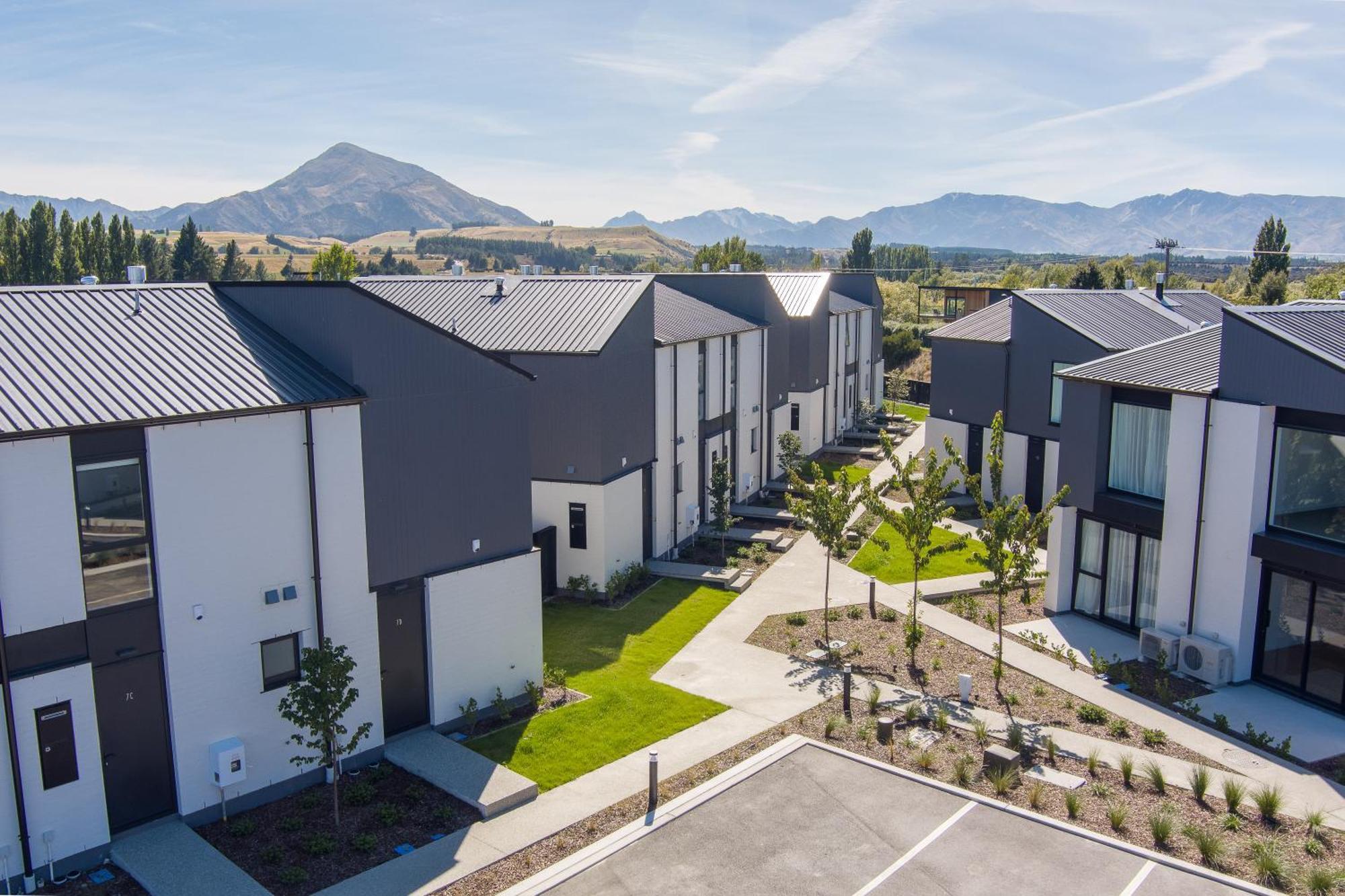 Alpine Junction Townhouse Apartments, Lodge & Hotel Уанака Екстериор снимка