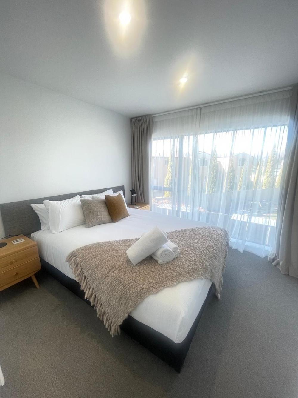 Alpine Junction Townhouse Apartments, Lodge & Hotel Уанака Екстериор снимка