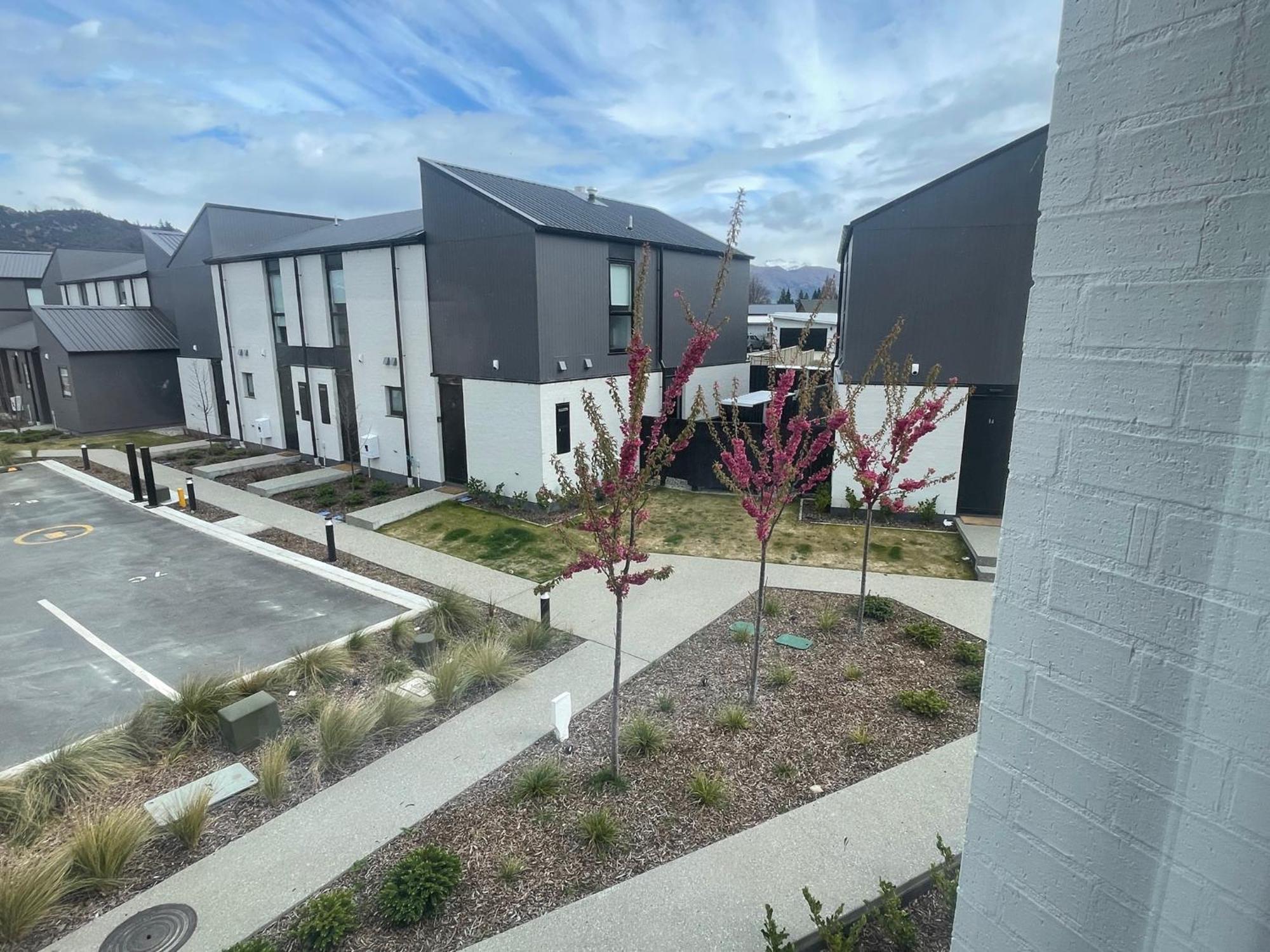 Alpine Junction Townhouse Apartments, Lodge & Hotel Уанака Екстериор снимка