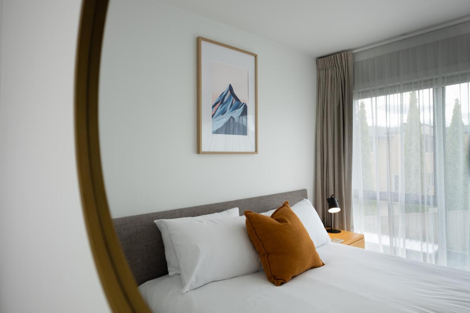 Alpine Junction Townhouse Apartments, Lodge & Hotel Уанака Екстериор снимка