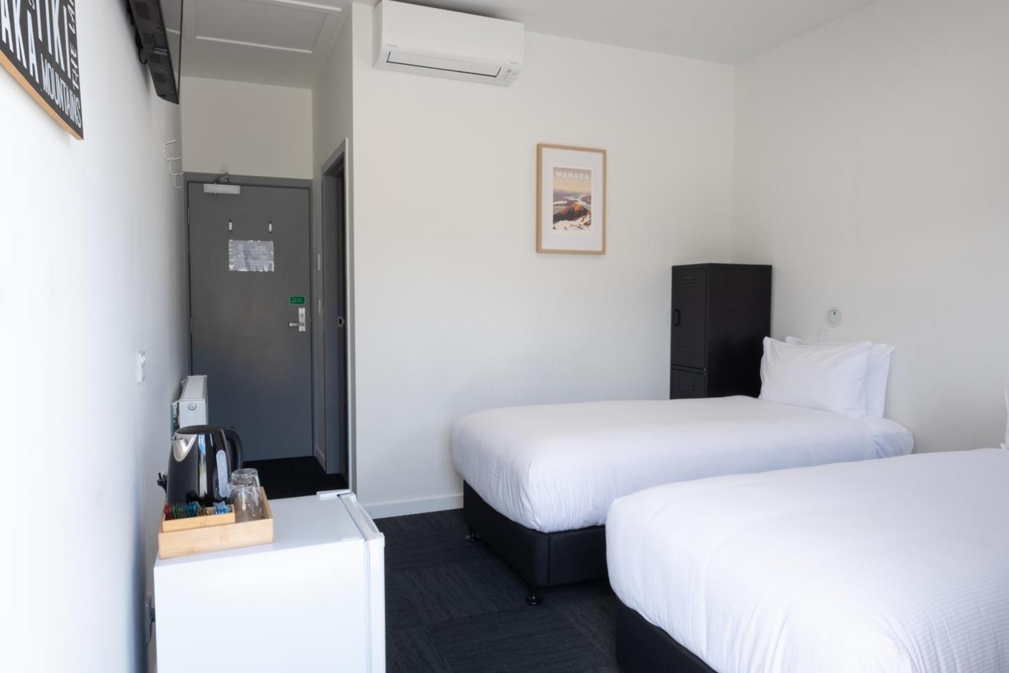 Alpine Junction Townhouse Apartments, Lodge & Hotel Уанака Екстериор снимка